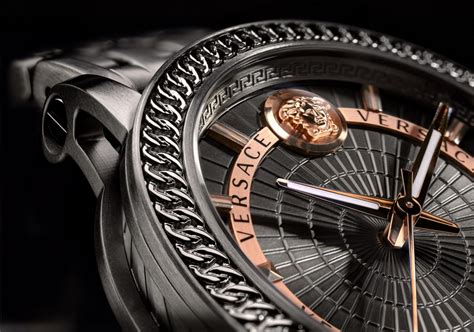 Versace presenta il nuovo orologio Versace Code 